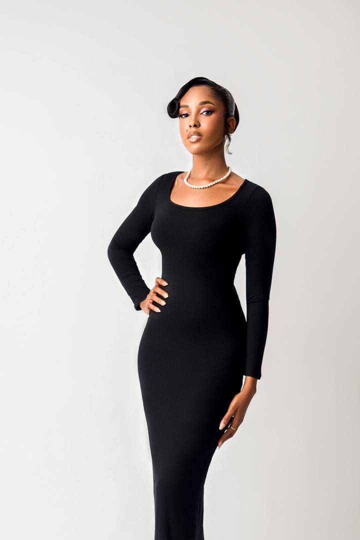 Portrait en robe noire sur fond blanc
